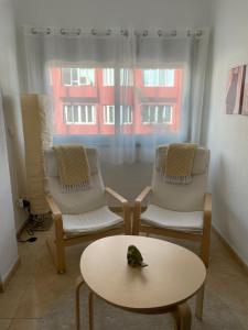 A seating area at Sunny Apartment in the Heart of Santa Cruz