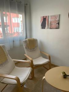 A seating area at Sunny Apartment in the Heart of Santa Cruz