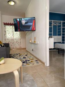 A television and/or entertainment centre at Sunny Apartment in the Heart of Santa Cruz