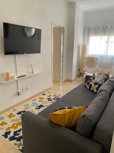 A seating area at Sunny Apartment in the Heart of Santa Cruz