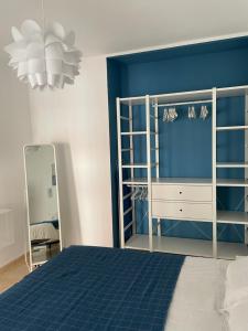 A bed or beds in a room at Sunny Apartment in the Heart of Santa Cruz