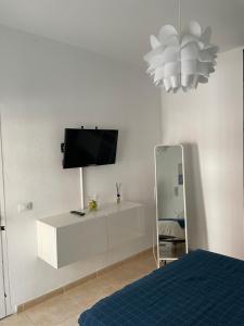A television and/or entertainment centre at Sunny Apartment in the Heart of Santa Cruz