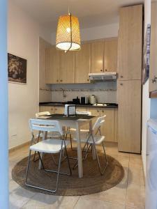 A kitchen or kitchenette at Sunny Apartment in the Heart of Santa Cruz