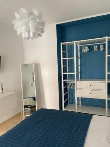 A bed or beds in a room at Sunny Apartment in the Heart of Santa Cruz