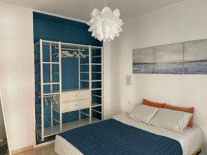 A bed or beds in a room at Sunny Apartment in the Heart of Santa Cruz