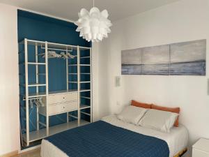 A bed or beds in a room at Sunny Apartment in the Heart of Santa Cruz