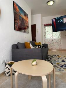 A television and/or entertainment centre at Sunny Apartment in the Heart of Santa Cruz