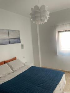 A bed or beds in a room at Sunny Apartment in the Heart of Santa Cruz