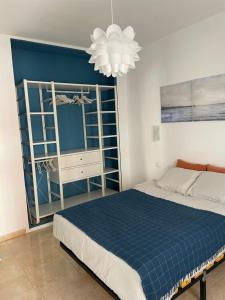 A bed or beds in a room at Sunny Apartment in the Heart of Santa Cruz