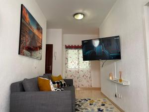 A television and/or entertainment centre at Sunny Apartment in the Heart of Santa Cruz