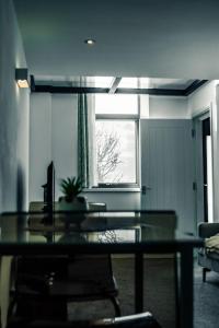 una camera con un tavolo in vetro e una finestra di Apartments Dealhouse 4 a Huddersfield