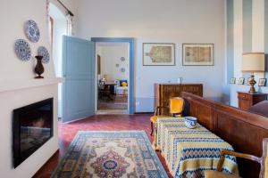 sala de estar con chimenea y sofá en Villa Guarienti Valpolicella, en Fumane