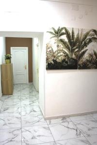un pasillo con un mural de palmeras en la pared en Locanda Dell'Arte, en Nápoles