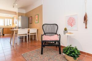 salon z krzesłem i stołem w obiekcie Apartamento Santa Luzia w mieście Santa Luzia