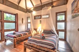 Giường trong phòng chung tại Beachfront Villa, Abundant Wildlife, Best Location