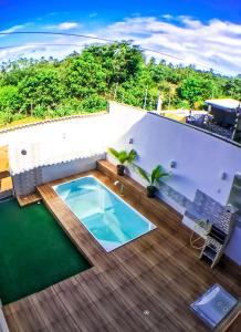 - Vistas a una terraza con piscina en Casa com WiFi e Piscina perfeita em Camacari BA, en Camassari