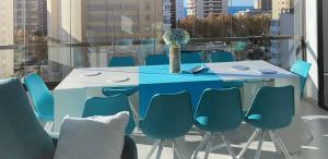 uma mesa azul e cadeiras numa varanda em My Sweet Santorini em Benidorm