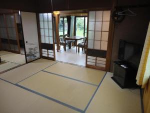 Cette chambre avec vue dispose d'une télévision et d'un salon. dans l'établissement Ise Myojo no Yado - Vacation STAY 12557, 