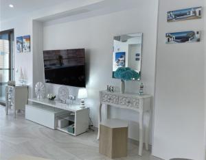Televízia a/alebo spoločenská miestnosť v ubytovaní My Sweet Santorini