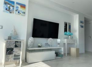 Televízia a/alebo spoločenská miestnosť v ubytovaní My Sweet Santorini