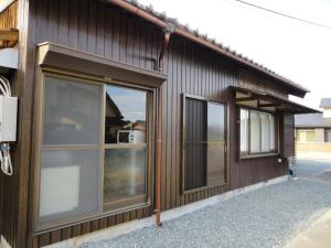 een huis met twee ramen aan de zijkant bij Ise Myojo no Yado - Vacation STAY 12556 