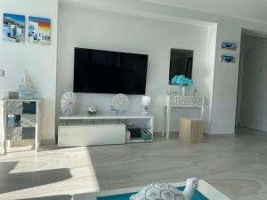 Televízia a/alebo spoločenská miestnosť v ubytovaní My Sweet Santorini