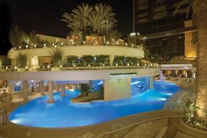 ein großes Gebäude mit einem Swimmingpool bei Nacht in der Unterkunft Golden Nugget Hotel & Casino Las Vegas in Las Vegas