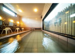 una piscina vuota in un grande edificio di Green Hotel Omagari - Vacation STAY 19284v a Daisen