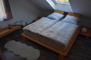 een slaapkamer met 2 bedden en een raam bij Ferienwohnung 360° in Himmelkron