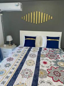 een slaapkamer met een bed met een quilt bij Light Escape in Ocho Rios