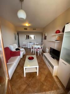salon z kanapą i stołem w obiekcie Apartamento Costa Esuri w mieście Santa Clara