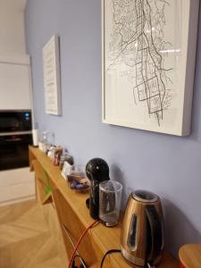 - un comptoir de cuisine avec une table et une bouilloire dans l'établissement Unique and luxury apartment Sarajevo with balcony, à Sarajevo