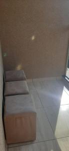 a empty room with a couch sitting on the floor at Recanto Jurandir Marçal in Olímpia