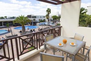 Bazén v ubytovaní LANZAROTE PRIME SPORTS by Vitalclass Lanzarote Resort alebo v jeho blízkosti
