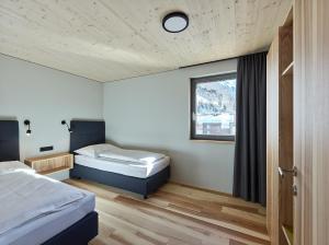 En eller flere senge i et værelse på DER*ADLER Apartments