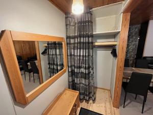Zimmer mit einem Spiegel und einem Tisch mit Stühlen in der Unterkunft Huoneisto Tikkakoski - Apartment in Tikkakoski in Tikkakoski