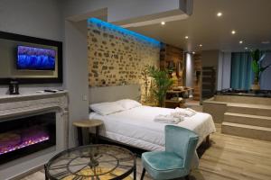 a hotel room with a bed and a fireplace at LA DOLCEVITA SPA Chambre privative in Besançon