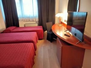 Un pat sau paturi într-o cameră la Hotel Donizetti