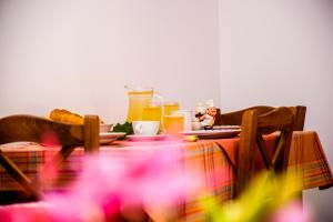 una mesa con un plato de comida y bebidas. en Light House, en Katelios