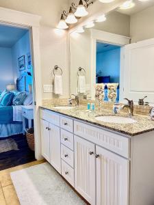 Gallery image of Beautiful two-bedroom with bay views in the lovely Pointe West Resort in Galveston