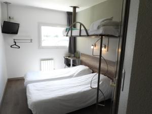 - une chambre avec 2 lits superposés et une fenêtre dans l'établissement Mister Bed Berck, à Berck-sur-Mer