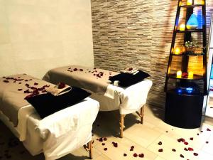 two beds in a room with flower petals on the floor at Hotel Villa Murano in San Cristóbal de Las Casas