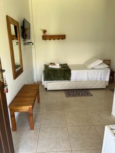 Habitación pequeña con cama y mesa en POUSADA PÔR DO SOL, en Ipiabas
