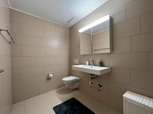 Kamar mandi di Lavish 4.5 rooms furnished apartment @Glattbrugg