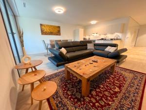 - un salon avec un canapé et une table dans l'établissement Lavish 4.5 rooms furnished apartment @Glattbrugg, à Glattbrugg