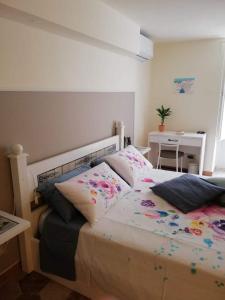 Ragusa exclusive flat with terrace & BBQ في راغوزا: غرفة نوم بها سرير عليه زهور
