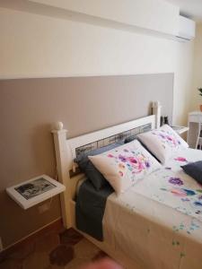 una camera da letto con un letto fiorito di Ragusa exclusive flat with terrace & BBQ a Ragusa