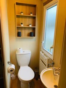 łazienka z toaletą i umywalką w obiekcie Hoburne Devon Bay Paignton L48 w mieście Paignton