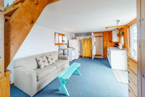 Dream Harbor Cottage في Surry: غرفة معيشة مع أريكة وطاولة