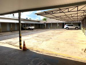 ein leerer Parkplatz vor einem Gebäude in der Unterkunft Porto Seguro Hotel - Porto Velho in Porto Velho